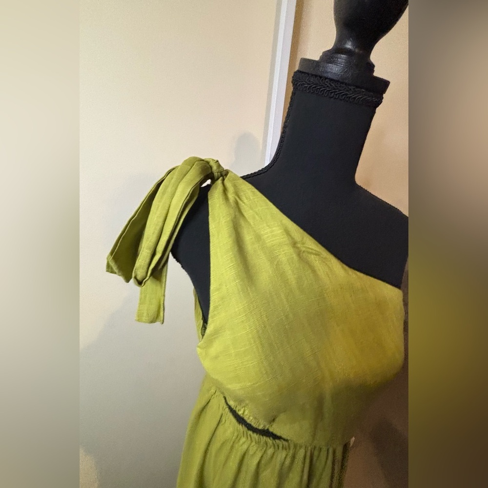 Elegant One-Shoulder Green Maxi Dress with Cut Out side-Medium - Picture 3 of 13